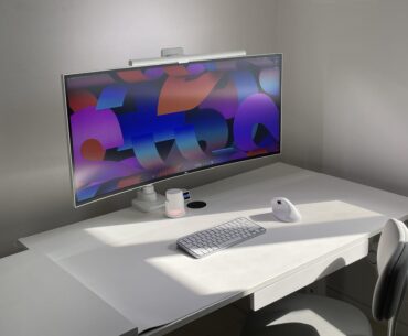White Minimal Battlestation – Clean Lines & Natural Light