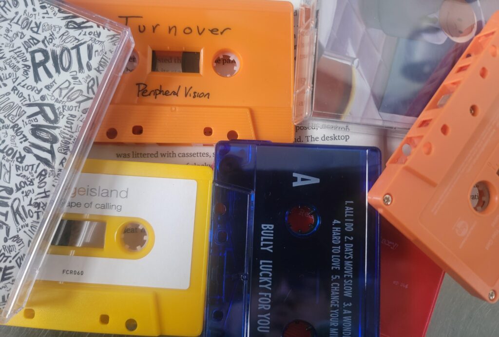 The desktop was littered with cassettes(Neuromancer)
