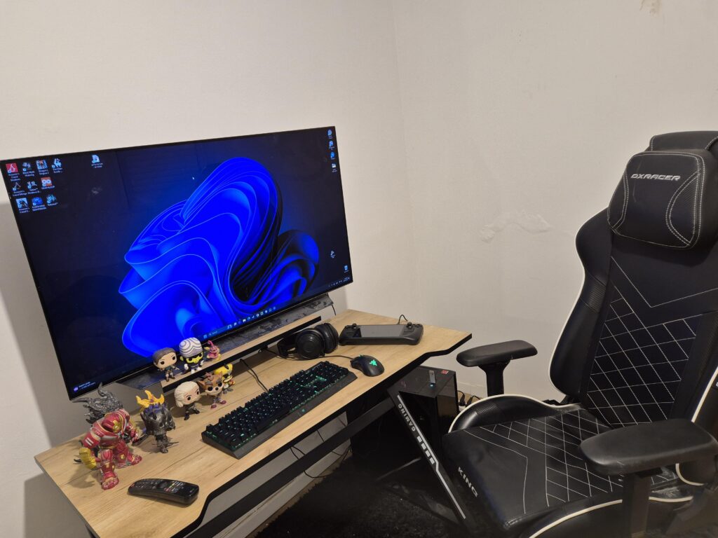 Minimalist battlestation and Steam deck