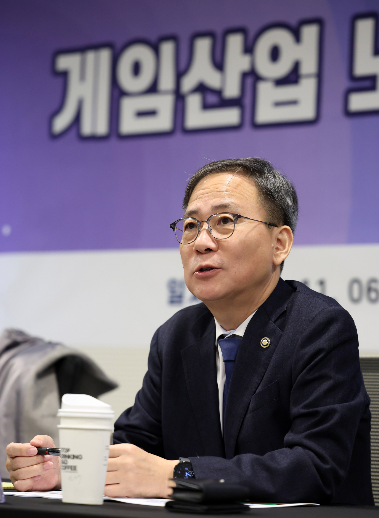 Kim Young-soo, vice minister for culture, sports and tourism, takes part in a roundtable discussion in Jung-gu, Seoul. (Culture Ministry)