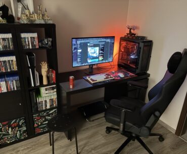 Downsized from 48" oled to 32" 240hz oled monitor. Now I just need speakers. Edifier M60 but black or white?