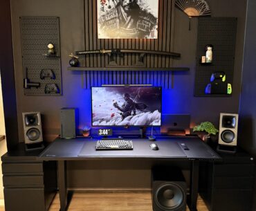 Debating between staying full black or switching to a walnut standing desk which fits this Japanese/Zen setup better? Also open to any ideas to push the vibe even further. 🧘🏻‍♂️