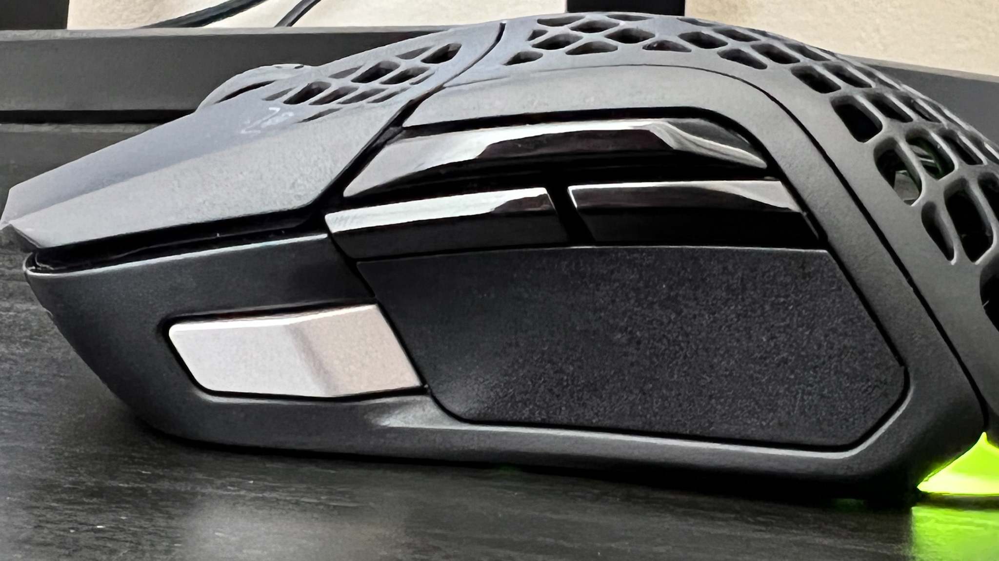 SteelSeries Aerox 5 Wireless side buttons