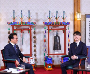 Prime Minister Kim Min-seok, left, meets e-sports star Lee Sang-hyeok, known as Faker, at his official residence in Seoul, Dec. 18. Yonhap