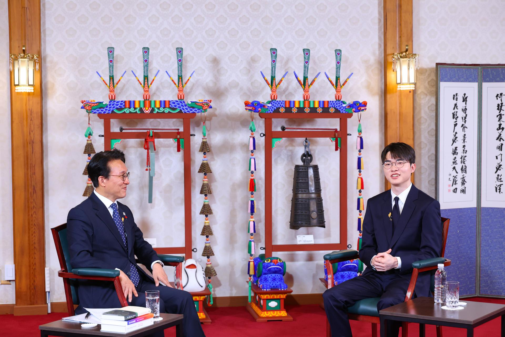 Faker shares thoughts about video game industry in talks with PM Prime Minister Kim Min-seok, left, meets e-sports star Lee Sang-hyeok, known as Faker, at his official residence in Seoul, Dec. 18. Yonhap