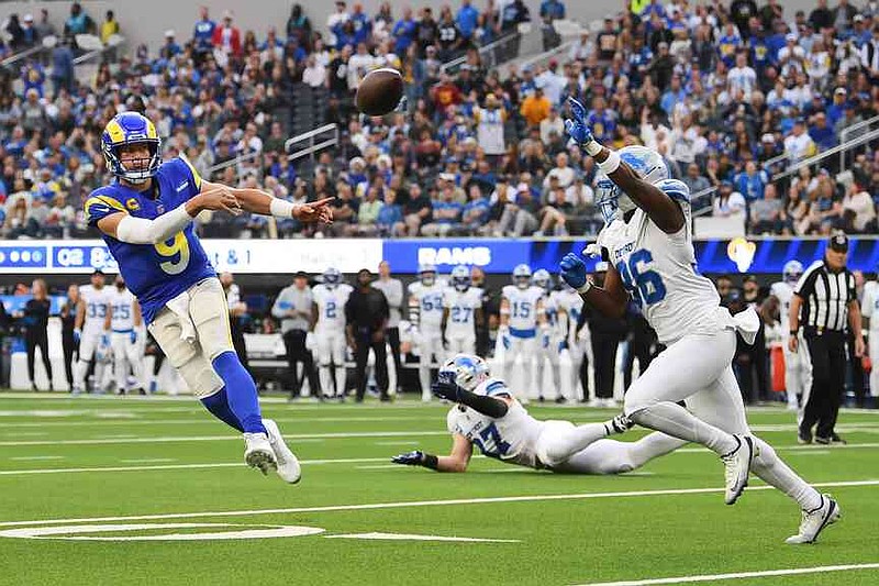 Matthew Stafford (9), quarterback de los Rams de Los Ángeles, lanza un pase durante la primera mitad del partido de la NFL en contra de los Lions de Detroit, el domingo 14 de diciembre de 2025, en Inglewood, California. (AP Foto/Katie Chin)