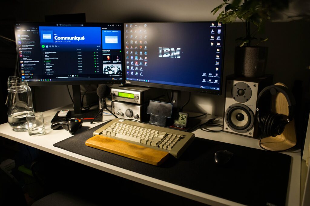 New deskmat. It really ties the setup together. Whataya think?