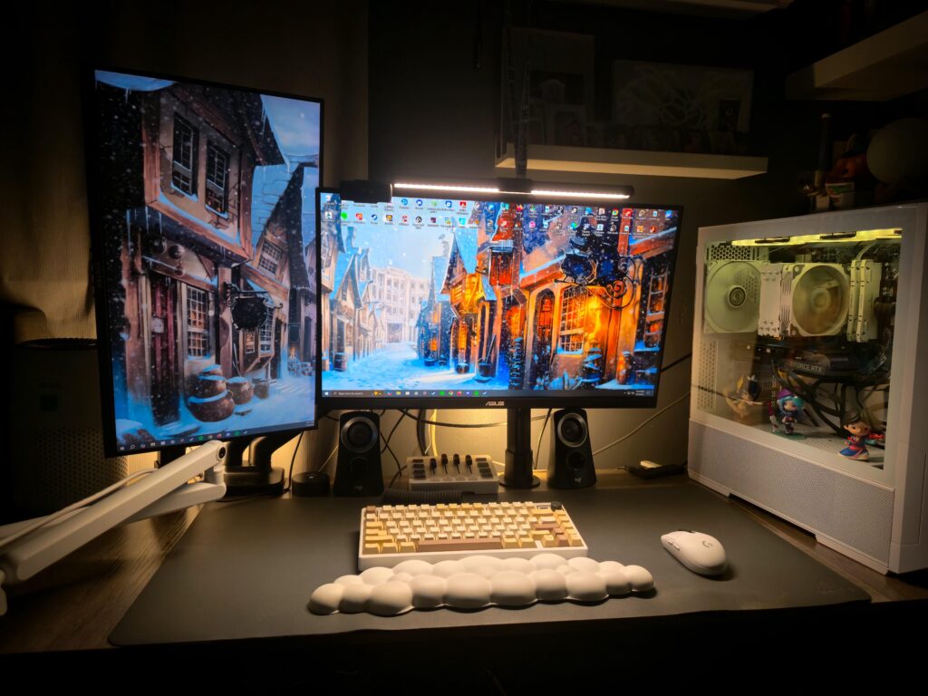 Upgraded to a bigger desk :3