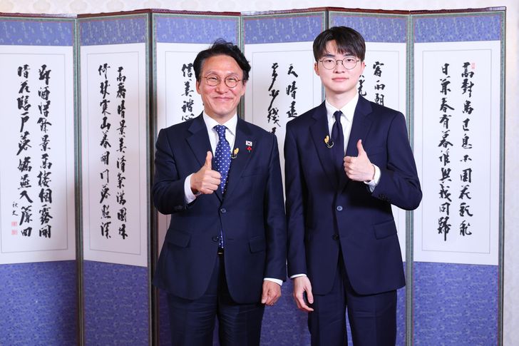 Prime Minister Kim Min-seok, left, meets e-sports star Lee Sang-hyeok, known as Faker, at his official residence in Seoul, Dec. 18. Yonhap