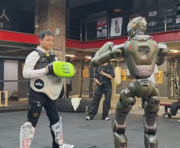EngineAI's humanoid T800 in the ring with  its own CEO, Zhao Tongyang.