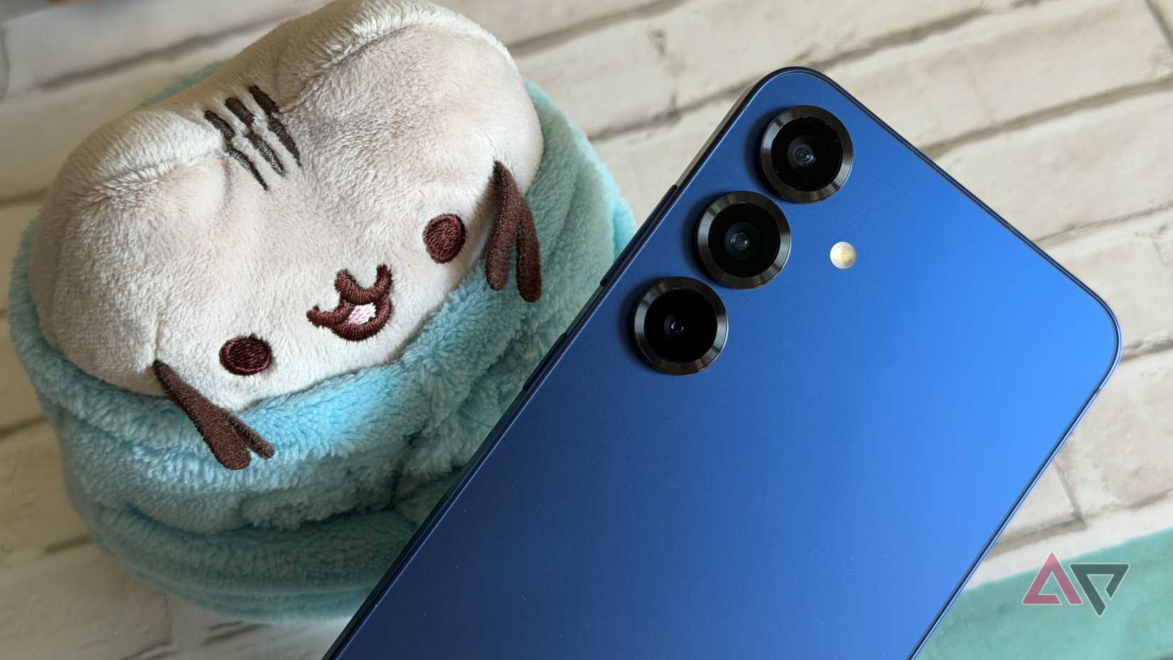 Samsung Galaxy S25+ next to a smiling Pusheen