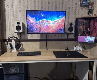 Set up at the new place, glad I went with one nice monitor instead of two mid ones