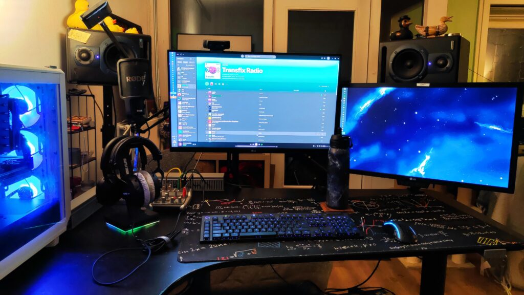 Had to put my pc on the right side, nothing some hard cable ducts can't fix!