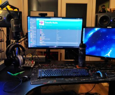 Had to put my pc on the right side, nothing some hard cable ducts can't fix!