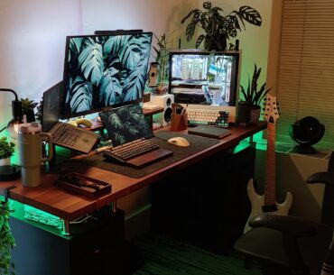 Slightly cramped sophomore dorm setup