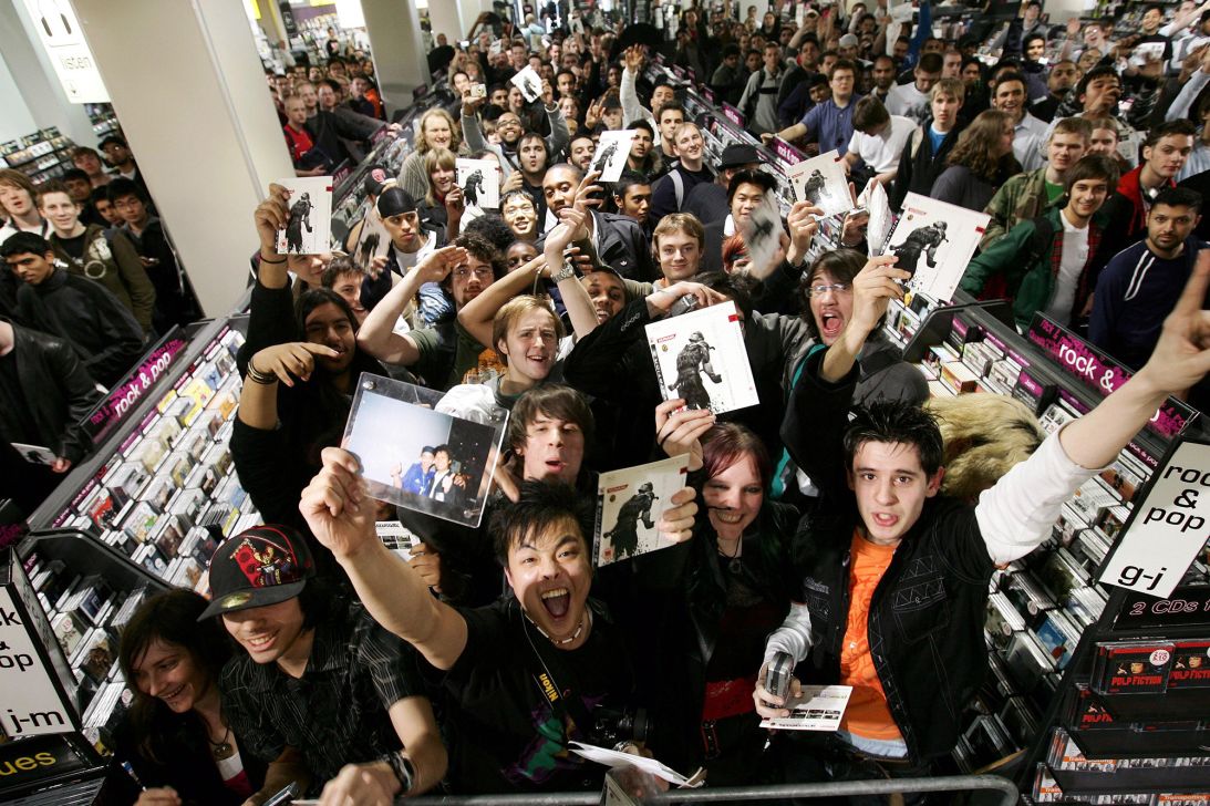 Fans lining up at a game signing for Kojima's 