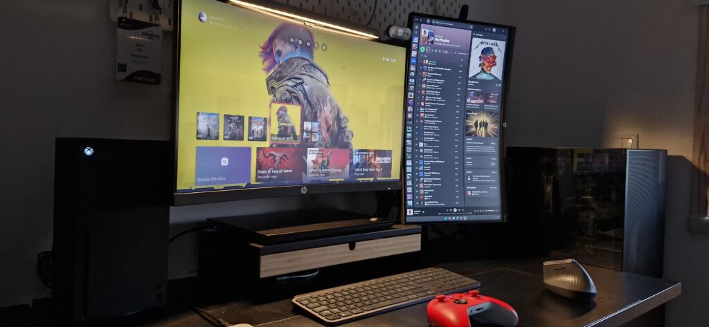 Updated: pushed my vertical monitor a bit higher up and i think it looks better now