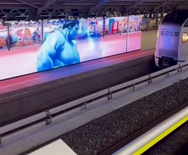 Japanese stations have deployed animated screens for Bullet train