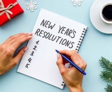Notepad with a new years resolutions checklist