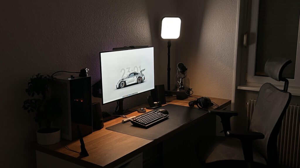 Second 15“ screen incoming