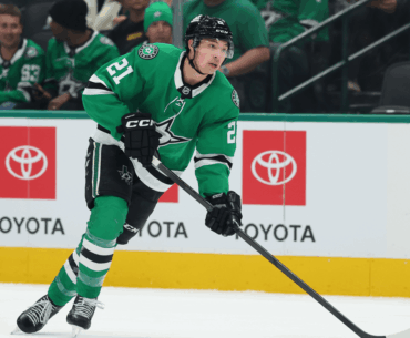 Robertson scores twice, Stars end Bruins’ 6-game winning streak