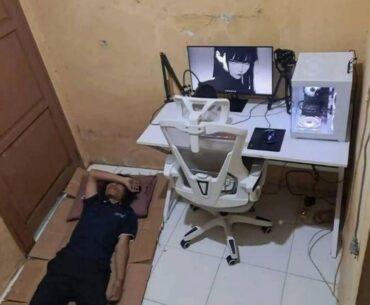 Bro simple wfh set up 😆 what can you say?