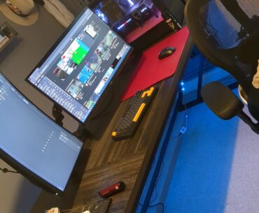 Would a white pc go well with this desk?