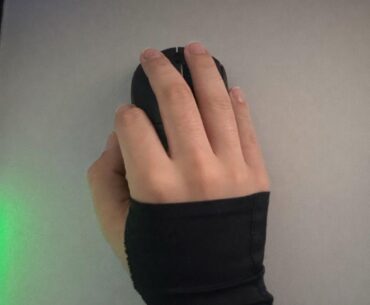 Am i deadass the only person in existence to hold a mouse like this and be competitive?