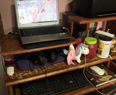 sister shitty battlestation with old laptop