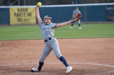 Softball Drops Game To Seattle