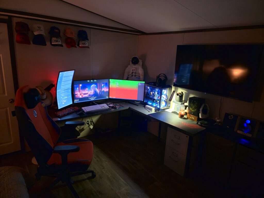 My newest Version of my battle station.