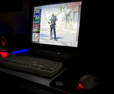 CS2 with my 22“ NEC SuperBright Diamondtron CRT from 2004 at a resolution of 1280x960@100Hz...and, of course, old Microsoft peripherals...