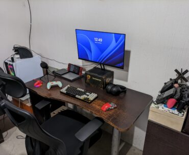 How do people with a lot more stuff make their setups look clean?