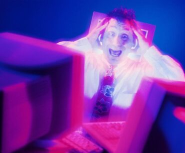 It Turns Out That Constantly Telling Workers They're About to Be Replaced by AI Has Grim Psychological Effects