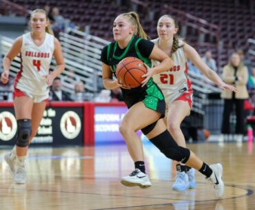 Blackfoot’s Blakee Ball (2) drives to the basket past the Sandpoint defense in their semi-final game on Friday. Photo by Steve Conner