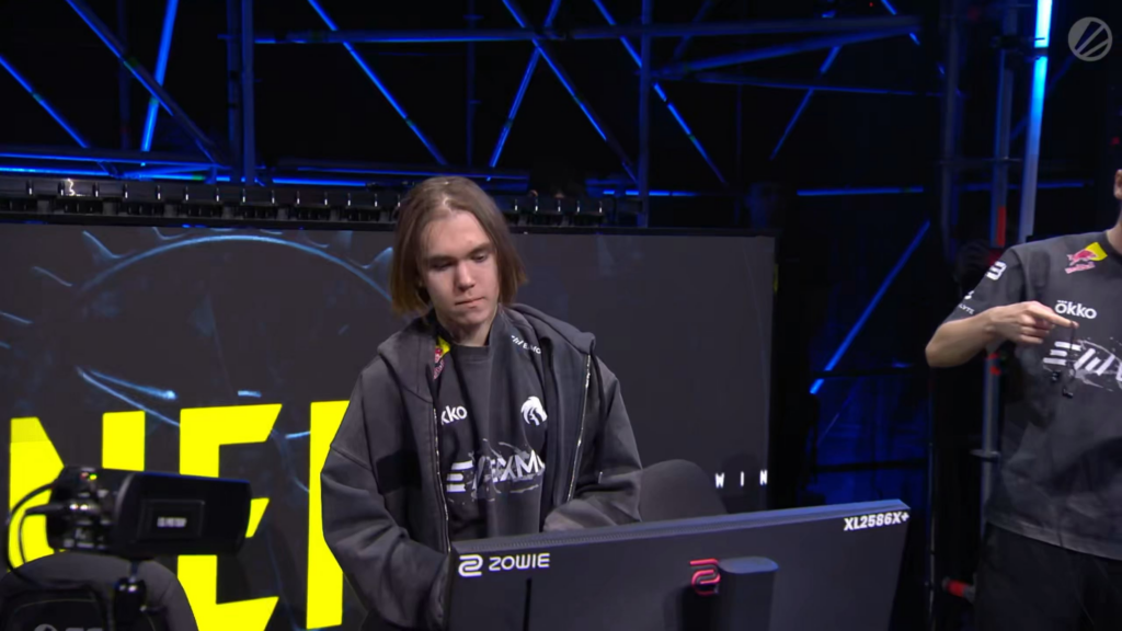 donk froze for a few seconds.