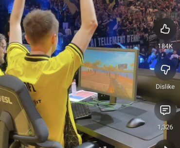 What chair is ropz using in this pic ?