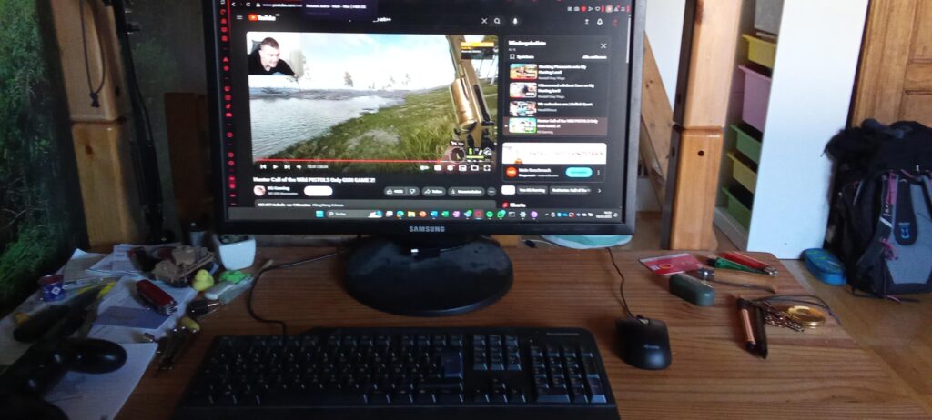 Can you even consider this a battlestation? (Everything is hooked up to a LifeBook A359 and a PS4, for which I have a HDMI swicht installed)