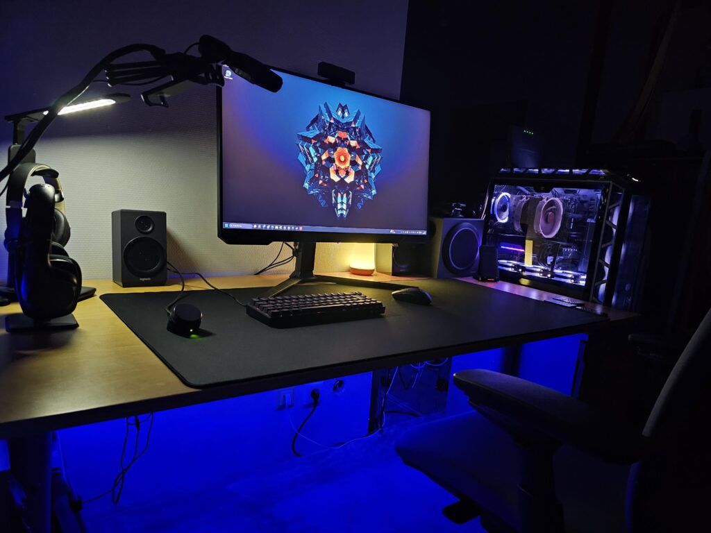 Samsung odyssey 32 inch. Older but works great with i9 and amd radeon 6750xt.