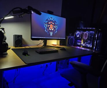 Samsung odyssey 32 inch. Older but works great with i9 and amd radeon 6750xt.