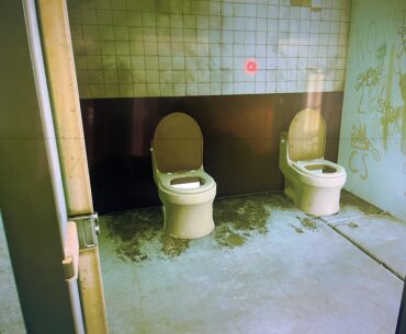 Tyger Claws casino has an intimate bathroom setup