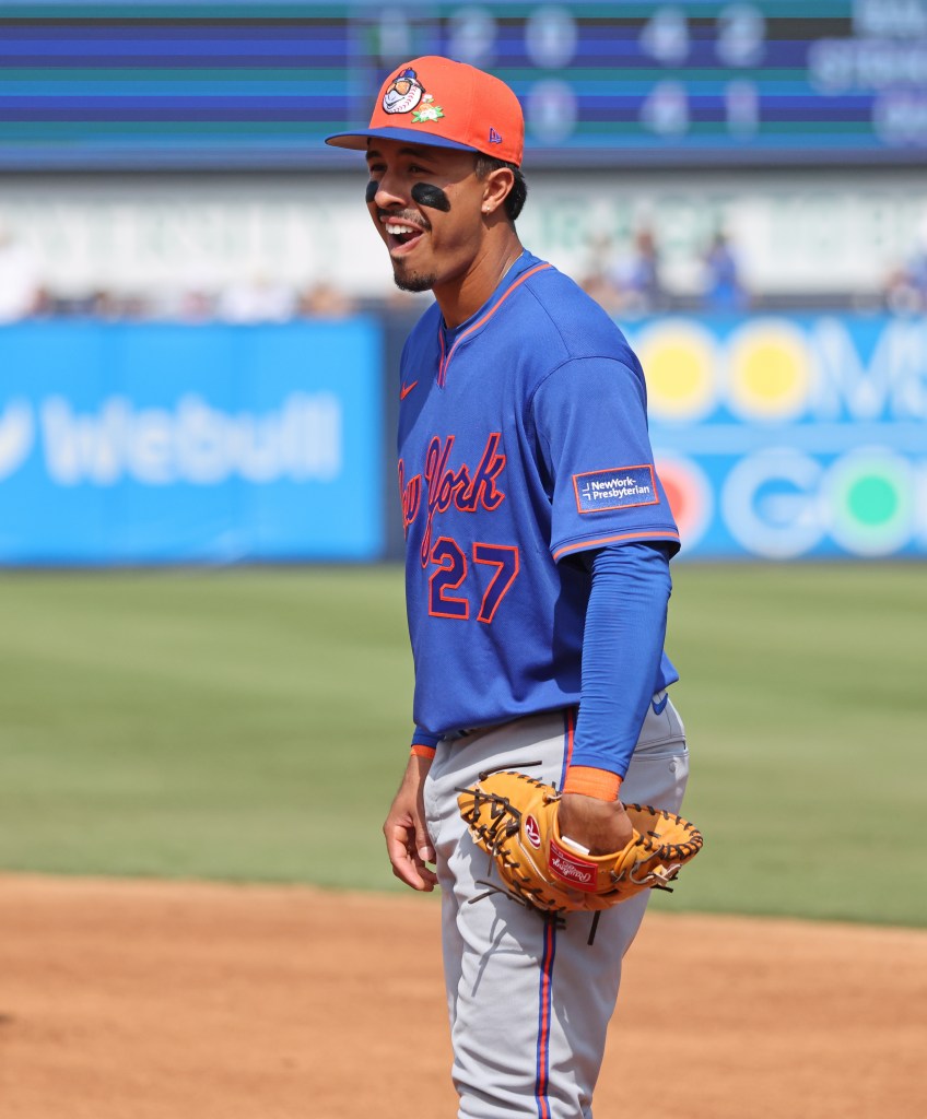 New York Mets first baseman Mark Vientos #27 in the field.