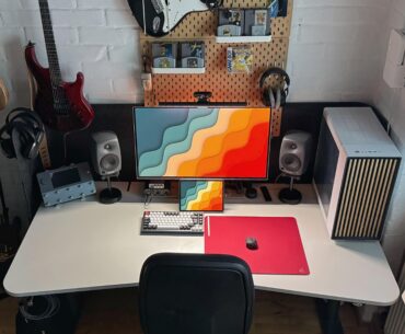 Fairly minimalistic gaming and music creation workspace