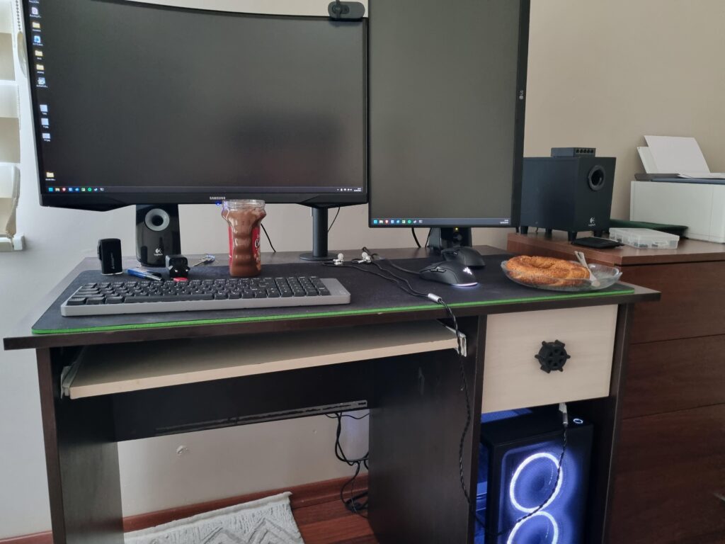 Battlestation without simit is not a battlestation.