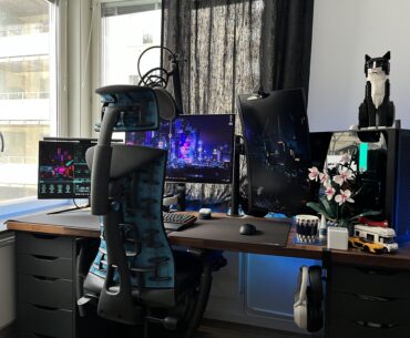 Headphones hook frees up so much desk space