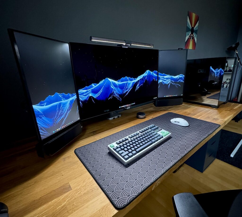 Clean triple monitor battlestation