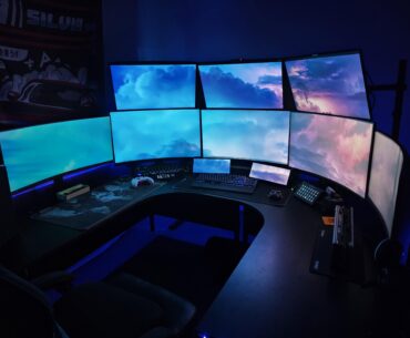 Here wo go again, new desk arrangement this time :)