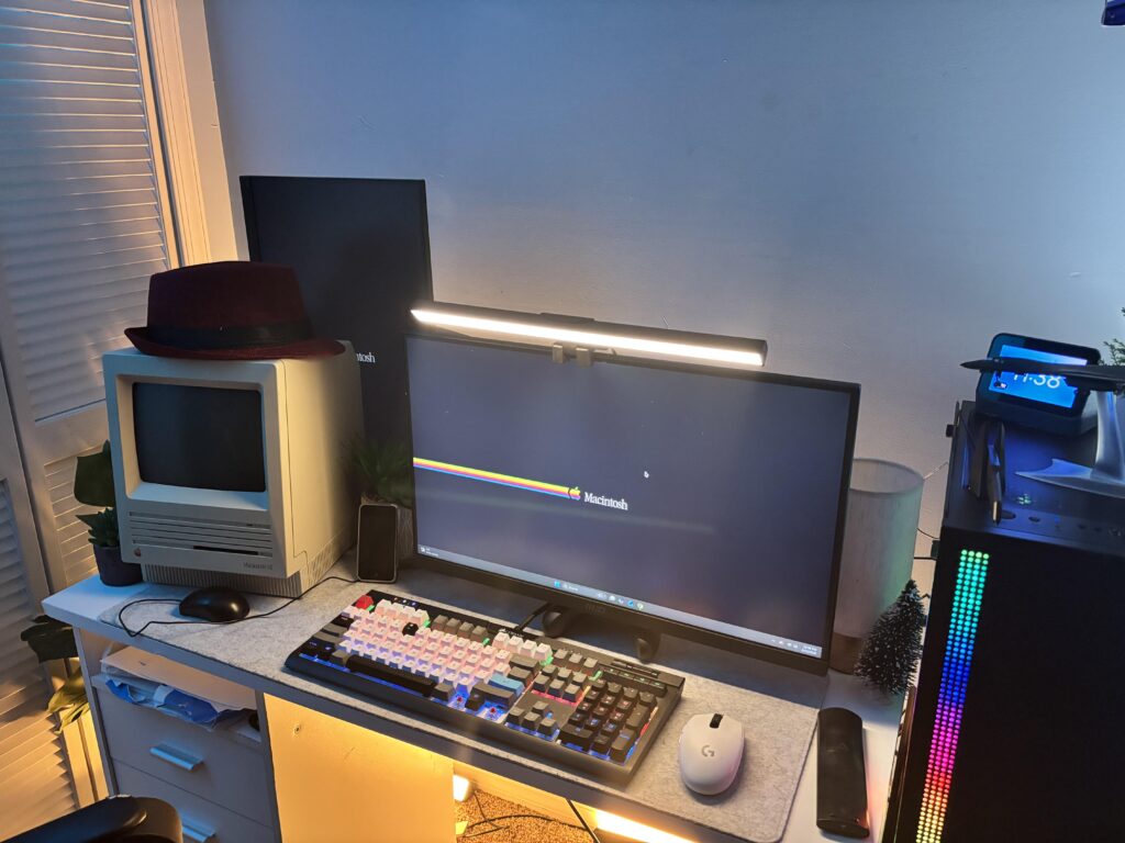 yall how do you like the new setup! I got a new Macintosh SE so I just decided to put a hat on it :>