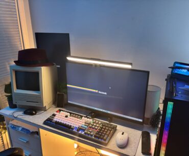 yall how do you like the new setup! I got a new Macintosh SE so I just decided to put a hat on it :>