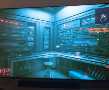 Is Johnny able to look at V's face?